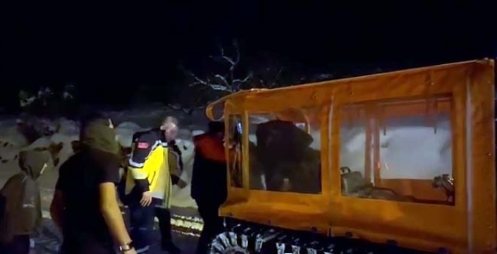 Kardan kapanan köyde rahatsızlanan kadına ekiplerin hızlı müdahalesi