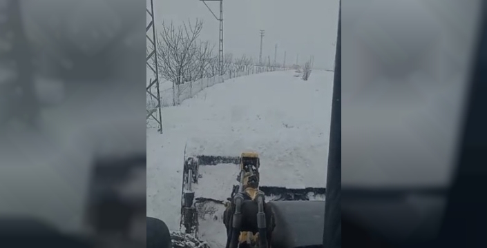 Kardan kapanan mezrada hasta kadının ilaçları kepçeyle ulaştırıldı