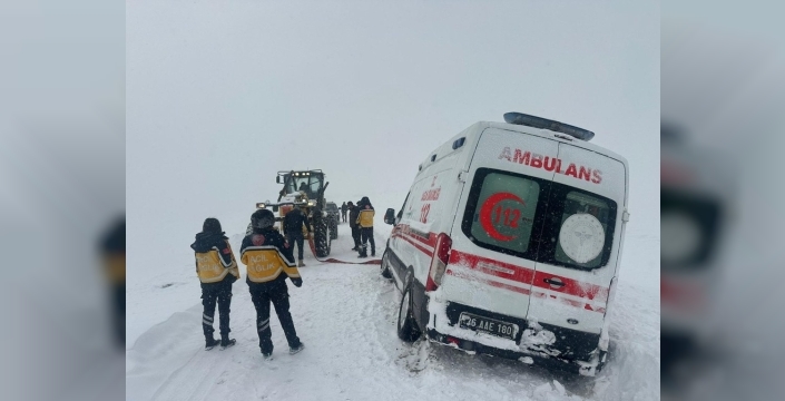 Kars'ta kar nedeniyle mahsur kalan ambulans, İl Özel İdaresi ekipleri tarafından kurtarıldı