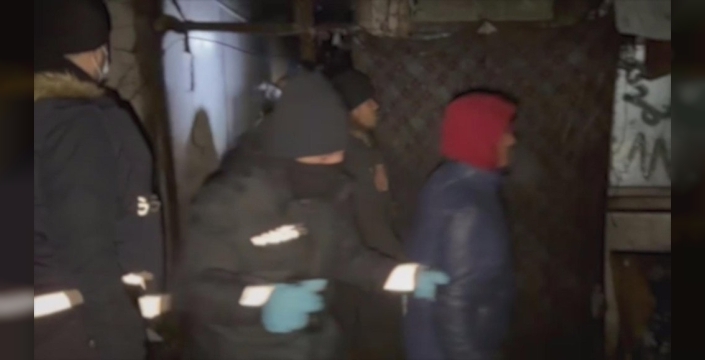 Kars'ta metruk binada 14 kaçak göçmen yakalandı