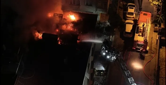 Kartal'da dehşet anları: 5 katlı binanın çatısı alev alev yandı, bir kişi kurtarıldı