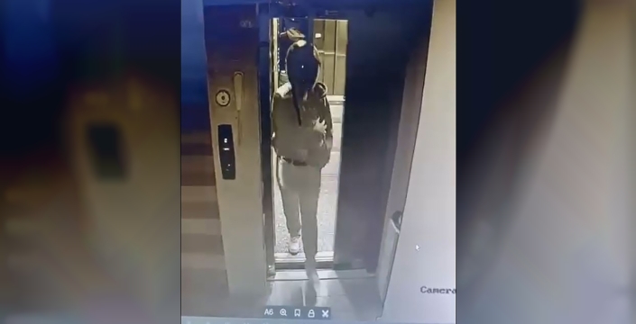 Kaskla apartmana giren şüpheli, idrarını yapıp kuşları çaldı