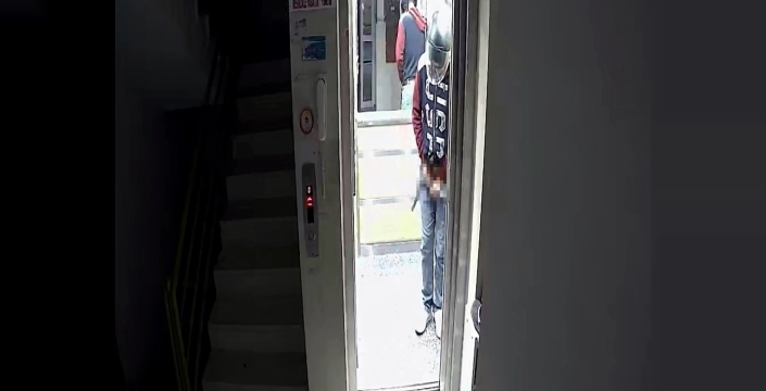 Kasklı hırsızın şaşırtan suçu: Apartmana idrarını yapıp, damdaki kuşları çaldı, sonra da 'kaçtılar' dedi!