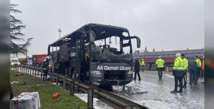 Kocaeli'de yolcu otobüsü alev alev yandı