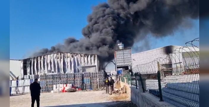 Konya'da fabrika deposunda çıkan yangın, gökyüzünü kararttı