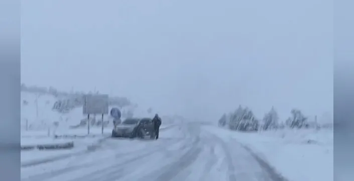Kütahya'nın Tavşanlı ilçesi kar altında, ulaşım aksadı