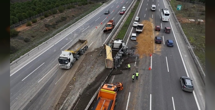 Kuzey Marmara Otoyolu'nda hafriyat kamyonu devrildi, trafik yoğunlaştı