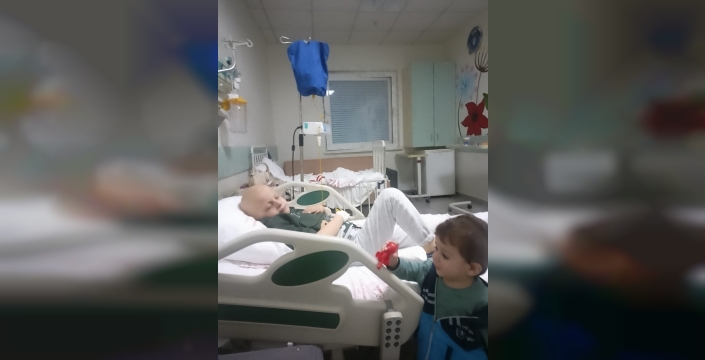 Lösemiyi yenen Mertcan, 3 yıl sonra ilk kez sokağa çıkıp poşetle kaydı