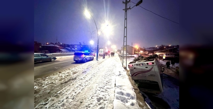 Malatya'da korkunç kaza: İşçi servisi devrildi, 9 kişi yaralandı!