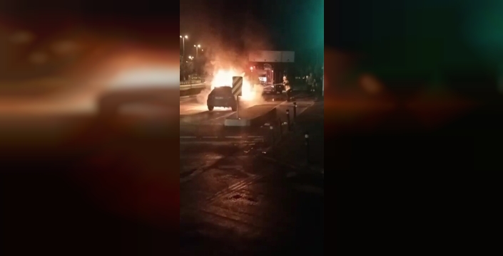 Maltepe'de seyir halindeki otomobil alev alev yandı