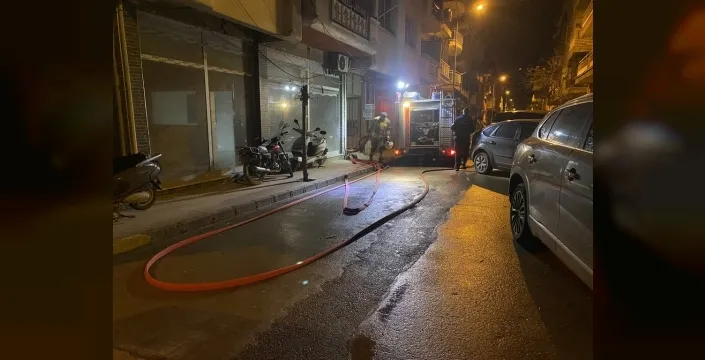 Manisa'da 4 katlı binada şafak vakti yangın paniği