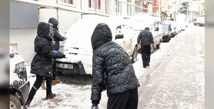 Minik öğrenciler kar tatili için vali amcaya yalvardı: "Okulları tatil eder misin?