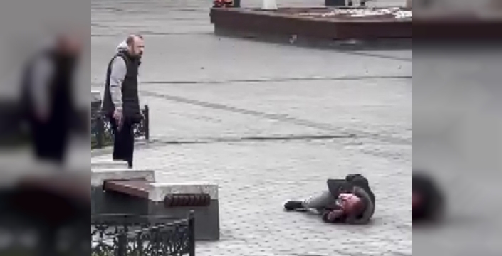 Mısır Çarşısı'nda dehşet: Alacak verecek kavgası kanlı bitti, saldırgan yaralının başında bekledi