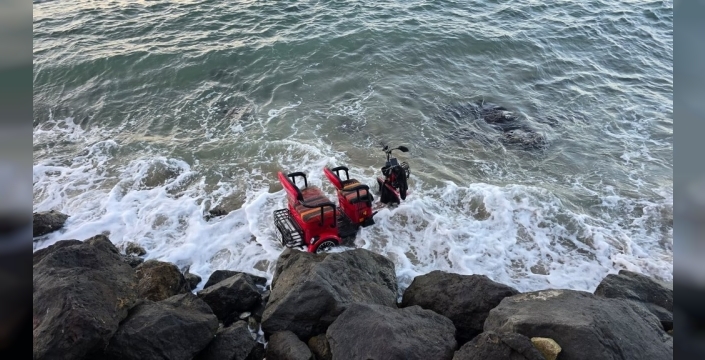 Mudanya'da elektrikli motosiklet denize uçtu, iki kişi yaralandı