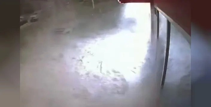 Muş'ta çatıdan kopan kar kütlesi bir kişiyi yaraladı
