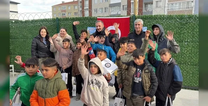 Narkotik olaylarıyla anılan mahallede çocuklara polis şefkati: Oyunlar ve hediyelerle güven tazelediler