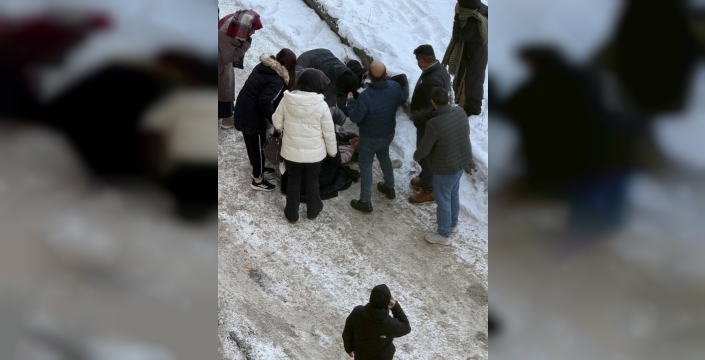 Okul servisi beklerken başına buz sarkıtı düştü: 5. sınıf öğrencisi H.N.E. ağır yaralandı