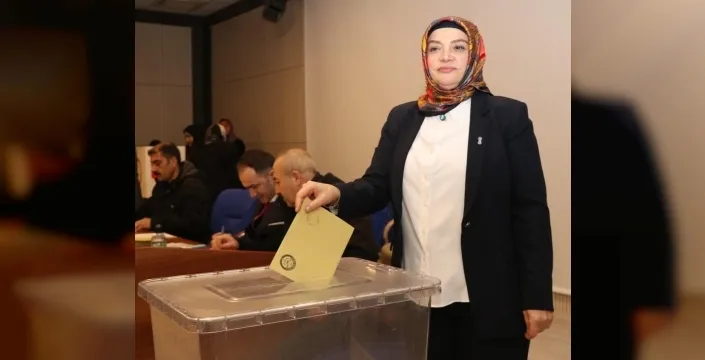 Oltu esnafının güvenini kazanan Ümmühan Gülsüm Musaoğlu, başkanlığa yeniden seçildi