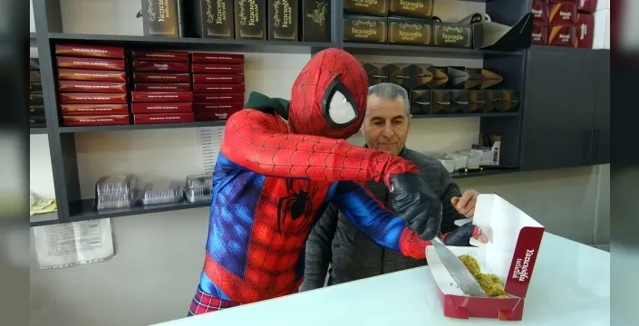 Örümcek Adam kostümüyle Van'da depremzedeleri unutmadı, kar topuyla yüzleri güldürdü