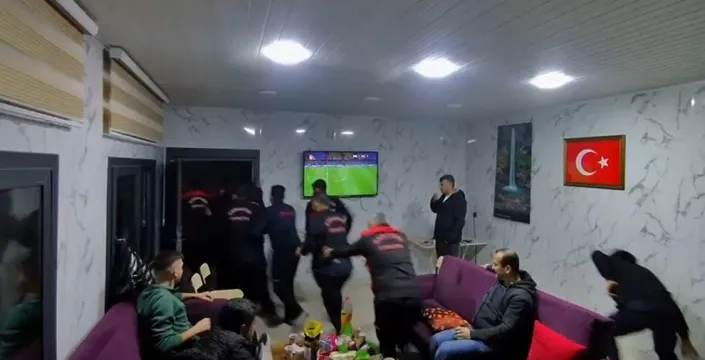 Osmaniye'de itfaiyeciler, Süper Kupa finali izlerken yangın ihbarıyla saniyeler içinde göreve koştu