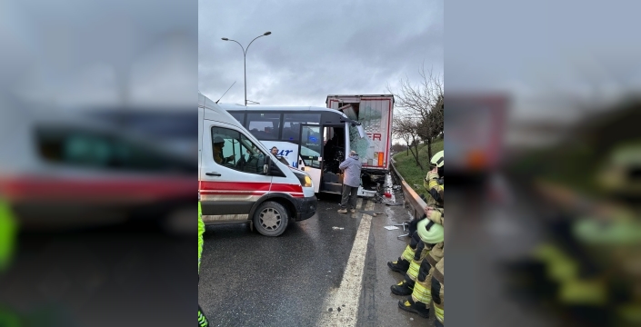 Pendik'te dehşet anları: Midibüs TIR'a daldı, 13 yaralı!