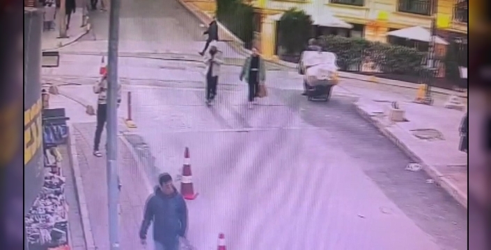 Polis göründü, telefon çalındı, kaçarken yakalandılar: Fatih'te şok anlar!