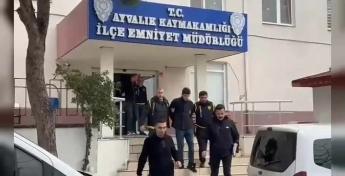 Polis ve savcı süsü verdiler, yaşlı kadını dolandırmak isterken suçüstü yakalandılar!
