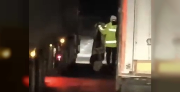 Polisin battaniyeli müdahalesiyle kayan TIR, yol kenarına çekildi