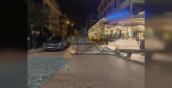 Samsun'da şiddetli rüzgar, çatıyı uçurdu ve araçlara zarar verdi