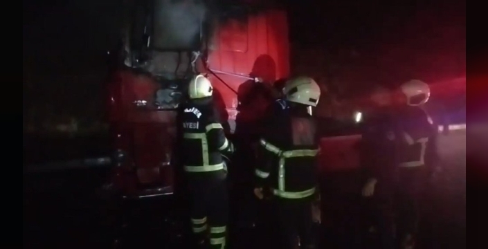 Şanlıurfa'da seyir halindeki TIR alev alev yandı