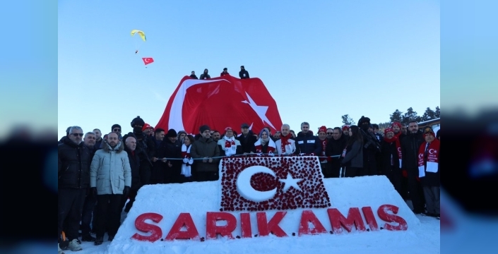 Sarıkamış şehitleri, dev kardan heykellerle anıldı