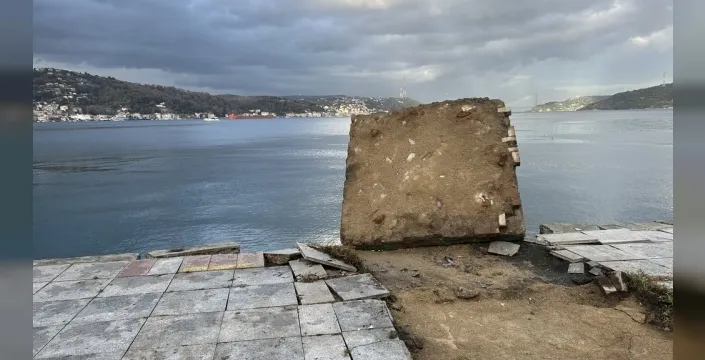 Sarıyer'de fırtına nedeniyle deniz feneri devrildi