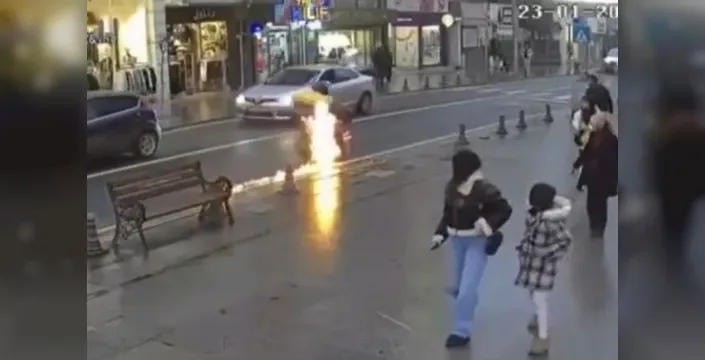Seyir halindeki motosiklet alev aldı; o anlar kamerada