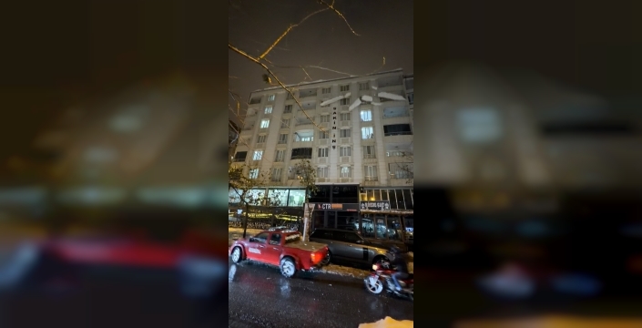 Siirt'te çatılardan düşen kar kütleleri araç ve iş yerlerini vurdu