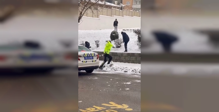 Siirt'te trafik polisleri çocuklarla kar topu oynadı, eğlenceli anlar kameraya yansıdı