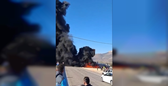 Silifke'de lastikçide çıkan yangın trafiği felç etti, dumanlar yolu kapladı!