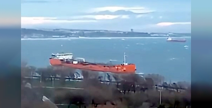 Son dakika: İstanbul'da lodos tankeri sahile sürükledi, kimyasal yüklü gemi kıyıya 30 metre kala kurtarıldı