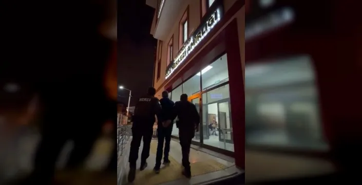 son dakika: İzmir'de 20 yıl kesinleşmiş hapis cezası ile aranan firari yakalandı