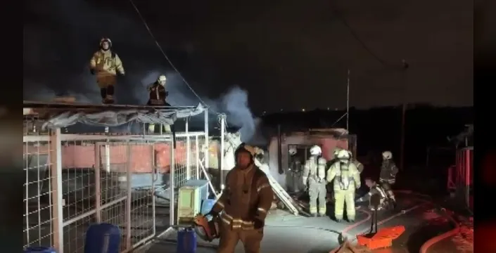 Sultangazi'de gece yarısı paniği: Bitişik iş yerleri alev alev yandı