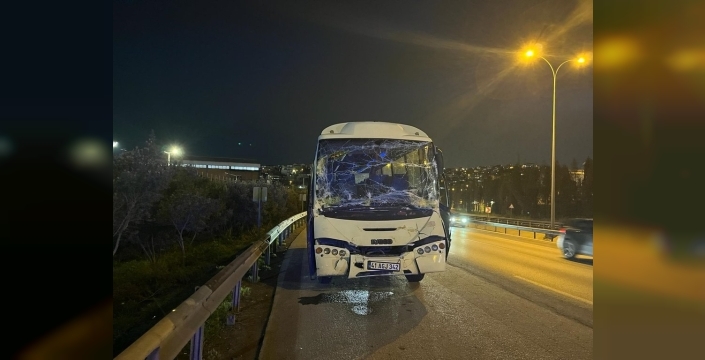 TEM'de korkutan kaza: Servis minibüsü TIR'a arkadan çarptı, 6 kişi yaralandı