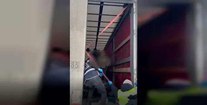 TIR dorsesinde şok: 25 kaçak göçmen polise yakalandı!