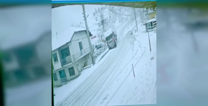 Tokat'ta TIR'ın eve çarptığı şok anlar kamerada
