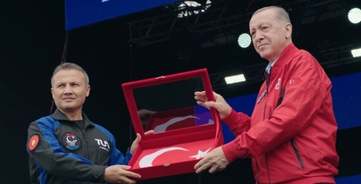 Türkiye'nin uzaydaki ilk adımının ikinci yıl dönümü: Bakan Kacır'dan coşkulu paylaşım