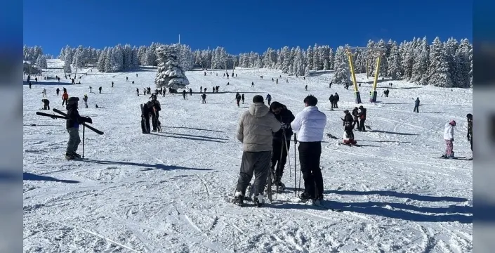 Uludağ beyaza büründü: Kar kalınlığı 1 metreyi aştı, tatilciler pistlere koştu!