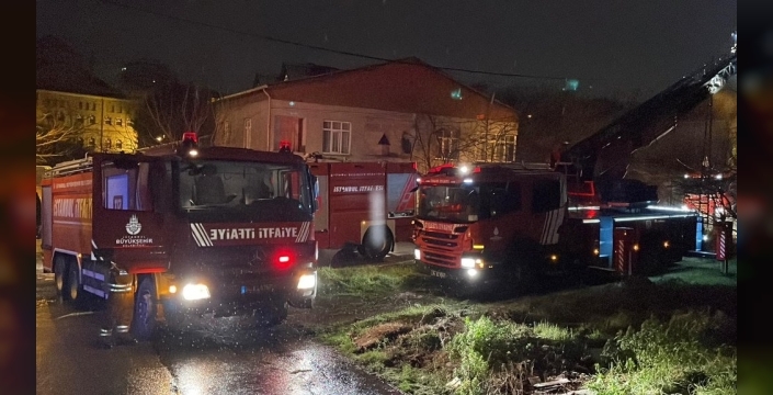 Ümraniye'de 3 katlı binada yangın: İtfaiye ekipleri müdahale etti