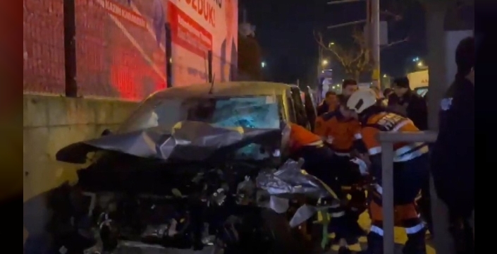 Ümraniye'de gece yarısı kafa kafaya çarpışma: 3 kişi yaralandı