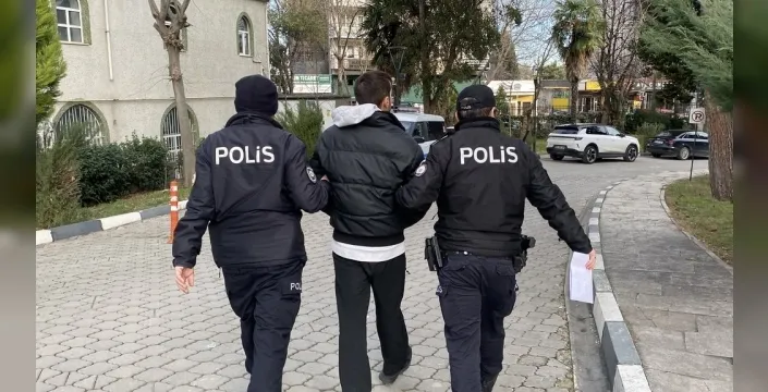 Üniversiteli, otobüste 'ters baktınız' diyerek 2 kişinin boynuna bıçak dayadı ve tutuklandı
