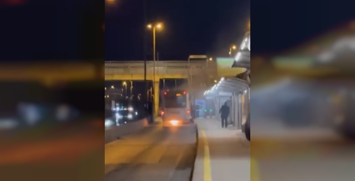 Üsküdar'da metrobüste korku dolu anlar: Motor kısmından alevler yükseldi, şoför anında müdahale etti