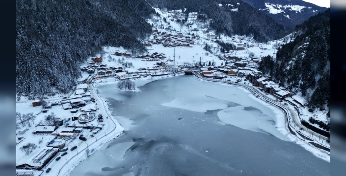 Uzungöl, karla kaplanıp buz tuttu