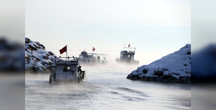 Van Gölü'nde balıkçılar, dondurucu soğuklara rağmen buzları kırarak açılıyor